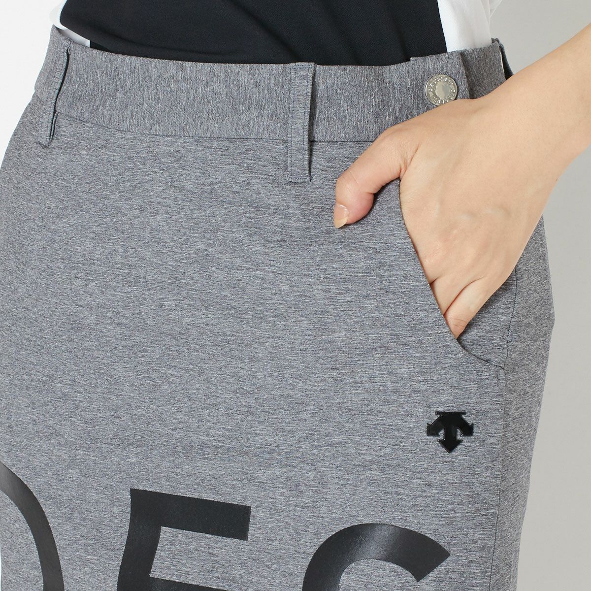 【OUTLET】【DESCENTE GOLF】リサイクルメランジ4WAYストレッチツイルロゴプリントスカート